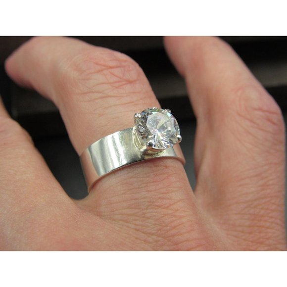 Size 8.75 Sterling Silver Clear Cubic Zirconia Brilliant Gem Band Ring - Picture 4 of 8